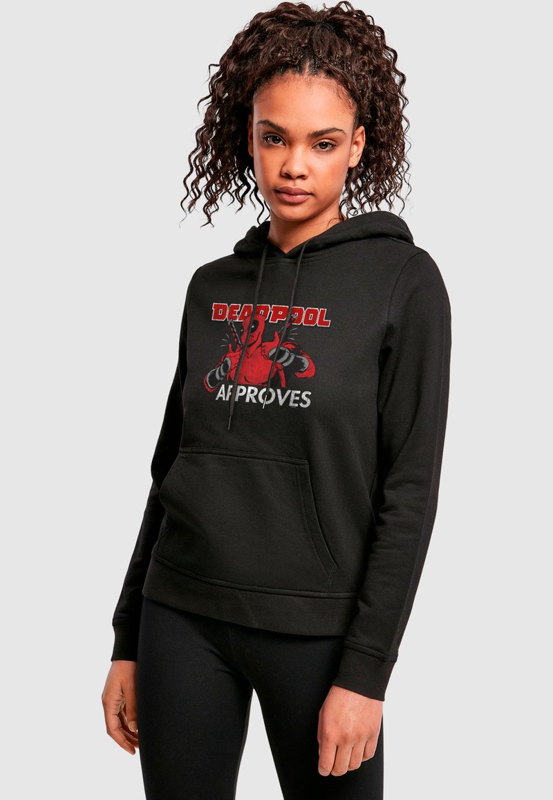 Felpa nera in misto cotone, con una stampa grafica del personaggio Deadpool in rosso con il testo "DEADPOOL APPROVES". Tasca frontale a marsupio.