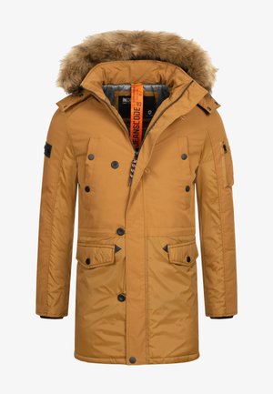 Parka marron rembourrée avec une capuche en fausse fourrure, plusieurs poches avant, boutons noirs et une étiquette logo à l'intérieur. Tissu extérieur texturé.