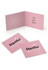 Kort med blød pink baggrund og sort tekst. Forsiden viser "Danke" og har et lille hjerte. Indeni er der plads til personlige beskeder.