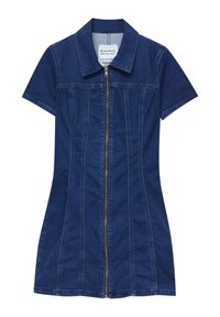 Robe en jean bleu foncé à manches courtes avec col et fermeture éclair devant, silhouette ajustée et détails de coutures verticales.