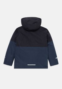 Giacca impermeabile navale con cappuccio, caratterizzata da un design bicolore, maniche lunghe e dettagli riflettenti lungo l'orlo e i polsini.