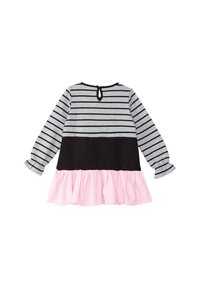 Grå och svart randig långärmad klänning med rosa volangkant, med en klyfta bak och samlade ärmar.