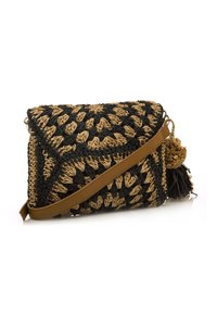 Gewebte Handtasche mit einem schwarz-braunen geometrischen Muster, ausgestattet mit einem Lederhenkel und einem dekorativen Quastenakzent an einer Seite.