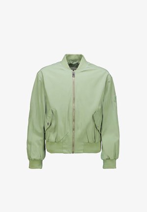 Chaqueta bomber verde hecha de tela suave, con cierre frontal de cremallera, puños acanalados y dos bolsillos laterales con botones a presión.