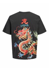 Camiseta negra con gráfico colorido de dragón chino, carácter rojo arriba y texto azul que dice "Practica la gratitud" en la parte posterior.