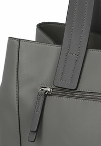 Borsa a tote in pelle grigia con un design strutturato, doppi manici e una tasca con zip dotata di una serratura in metallo argentato. Texture liscia e cuciture discrete.