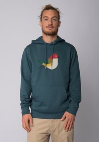 Teal hoodie met een voorzak en trekkoordkap. Bevat een kleurrijke, gestileerde vogelafbeelding in rood, geel, groen en zwart.
