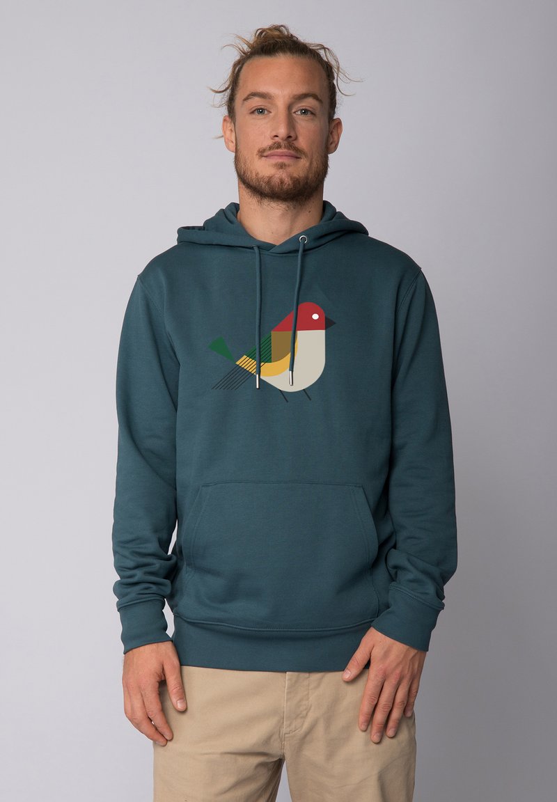 Teal hoodie met een voorzak en trekkoordkap. Bevat een kleurrijke, gestileerde vogelafbeelding in rood, geel, groen en zwart.