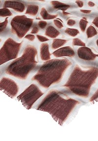 Lekki szalik z motywem żyrafy, ozdobiony dużymi, nieregularnymi brązowymi plamami na białym tle. Krawędzie wykończone frędzlami.