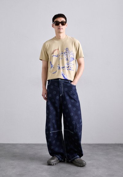 Henrik Vibskov FISHING ROD TEE - Nyomott mintás póló - mojave