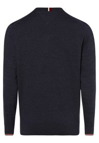 Maglione lungo a maniche lunghe di un blu navy scuro con una texture sottile, orlo e polsini a coste, e piccoli dettagli a strisce rosse e bianche sui polsini e sul retro del collo.