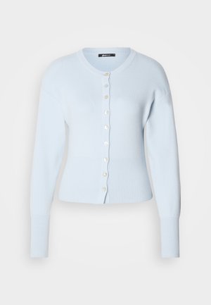 Himmelblå cardigan lavet af blødt strikstof med ribbede manchetter og kant samt otte hvide knapper foran.