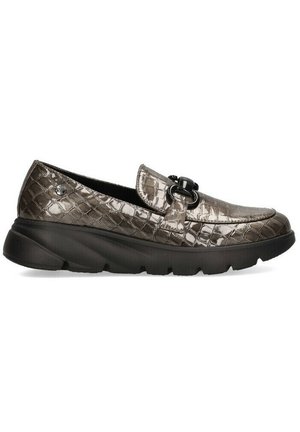 Mocasines deslizables de un gris metálico oscuro con un upper de patrón de cocodrilo, que presentan un acento de hardware circular y una gruesa suela de goma negra.