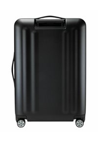 Valigia rigida nera con scanalature verticali, manico retrattile e quattro ruote per la mobilità. Texture liscia, design minimalista.