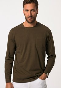 Langärmliges Rundhalshemd aus dunkelolivgrünem Baumwollstoff, ausgestattet mit einer Brusttasche und einem minimalistischen Design mit glatter Textur.
