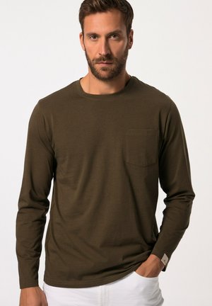 Koszulka z długim rękawem typu crewneck w ciemnooliwkowym kolorze, wykonana z bawełny, z kieszonką na piersi i minimalistycznym wzornictwem o gładkiej fakturze.