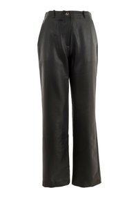 Pantalons noirs à jambes larges en tissu lisse. Dotés d'une fermeture à bouton à l'avant, de passants de ceinture, et sans motifs ni accents visibles.