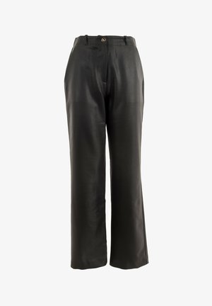 Pantalones anchos negros, confeccionados en una tela suave. Cuentan con un cierre frontal de botón, pasadores para cinturón y sin patrones o acentos visibles.