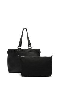 Zwarte leren tote bag met studaccenten, voorzien van korte handvatten, vergezeld van een zwart stoffen pouch met ritssluiting.