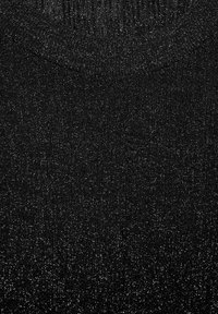 Schwarzer Strickpullover mit strukturierter Oberfläche und dezenten metallischen Fäden. Gerippter Halsausschnitt und figurbetonte Passform.