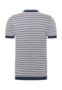 Camisa polo de manga corta con un patrón de cuadros, que presenta colores azul, marrón y blanco. Tejido de punto con un cuello y puños azul.
