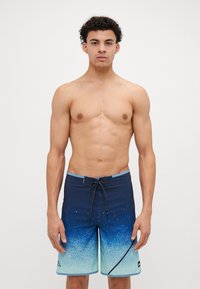 Trunchi de baie de culoare albastru închis, cu un gradient de la albastru închis la aqua, dotati cu un brâu ajustabil cu șnur și un model discret cu puncte.