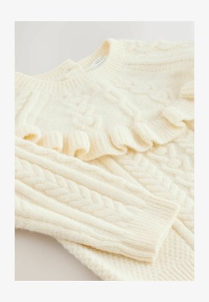 Kremno obarvan pleten pulover z vzorcem kabelskega pletenja, zrouhano ovratnico in rebrastimi manšetami. Mehka tekstura z zapletenimi šivi.