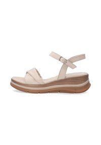 Beige leren sandaal met een brede knoop aan de voorkant, verstelbare enkelband en gelaagde middenzool. Gevoerde binnenzool en textuurzool voor grip.