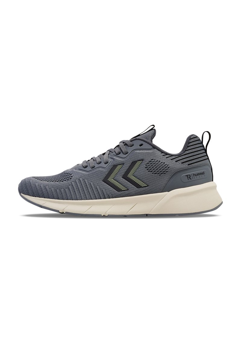 Sportschuh mit einem grauen Mesh-Obermaterial, versehen mit schwarzen und limettengrünen Akzenten, einer strukturierten Sohle und einer Zuglasche an der Ferse.