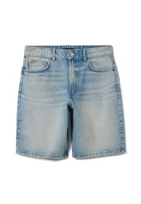 Shorts de mezclilla azul claro con un lavado desgastado, diseño de cinco bolsillos y dobladillo cosido. Presenta un cierre frontal con botón y trabillas para cinturón.