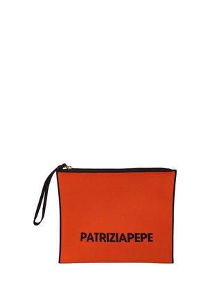 Bustina rettangolare arancione con bordatura nera e cinturino da polso, chiusura con zip superiore e "PATRIZIA PEPE" in lettere nere in grassetto sul davanti.