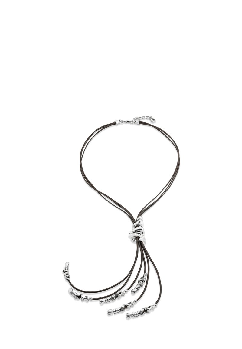 Collier en cuir noir avec plusieurs brins, accents en argent et un détail central en nœud métallique. Fermeture ajustable pour personnaliser la longueur.