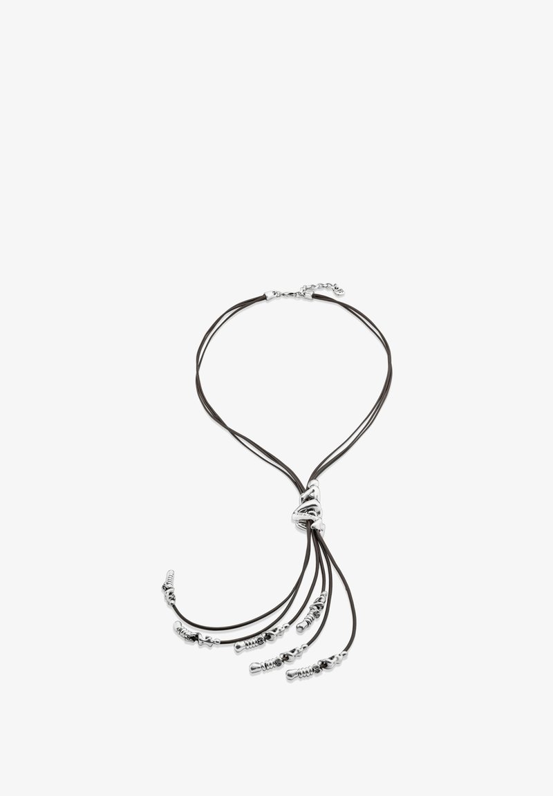 Collier en cuir noir avec plusieurs brins, accents en argent et un détail central en nœud métallique. Fermeture ajustable pour personnaliser la longueur.