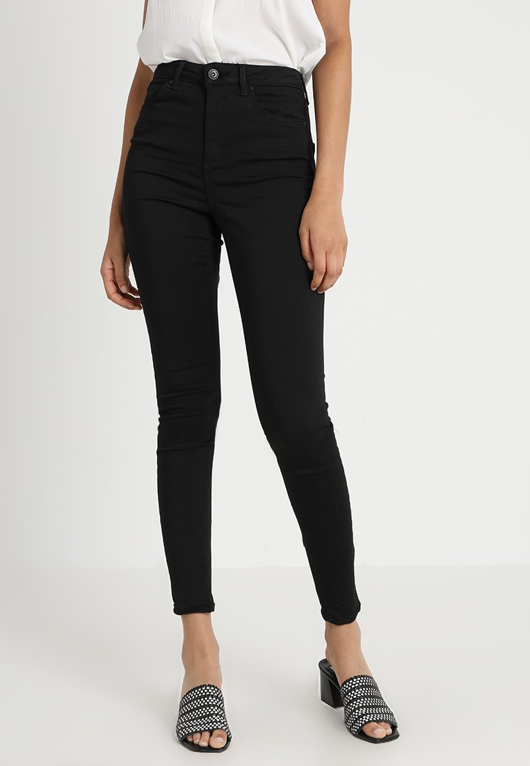 Jean skinny noir taille haute en denim avec fermeture éclair et bouton, doté de quatre poches et d'une texture lisse.