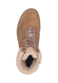 Tansuede-Stiefel mit beigem Fleece-Futter, runder Zehenpartie und grauen Schnürsenkeln. Verfügt über einen weichen Einstieg und eine strukturierte Gummisohle.