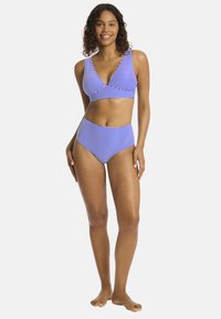 Pasujący zestaw bikini w paski w kolorze fioletowym, składający się z topu z dekoltem w szpic i szerokimi ramiączkami oraz majtek z wysokim stanem, wykonany z miękkiego materiału.