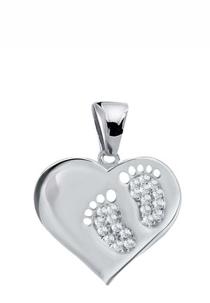 Pendentif en argent en forme de cœur présentant deux petites empreintes de pieds ornées de strass clairs. Surface polie avec attache en boucle.