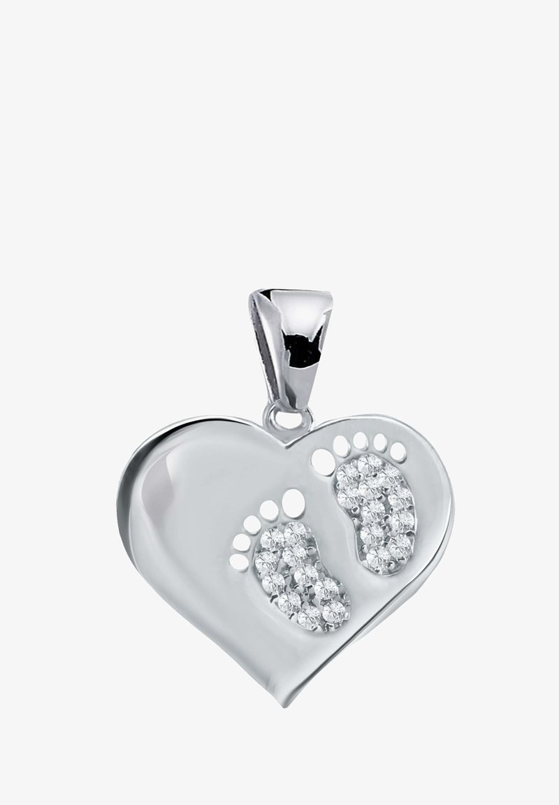 Pendentif en argent en forme de cœur présentant deux petites empreintes de pieds ornées de strass clairs. Surface polie avec attache en boucle.