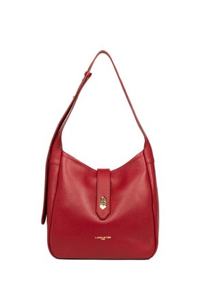 Borsa hobo in pelle rossa con finitura testurizzata, patta con chiusura magnetica, hardware color oro e una sola tracolla regolabile.