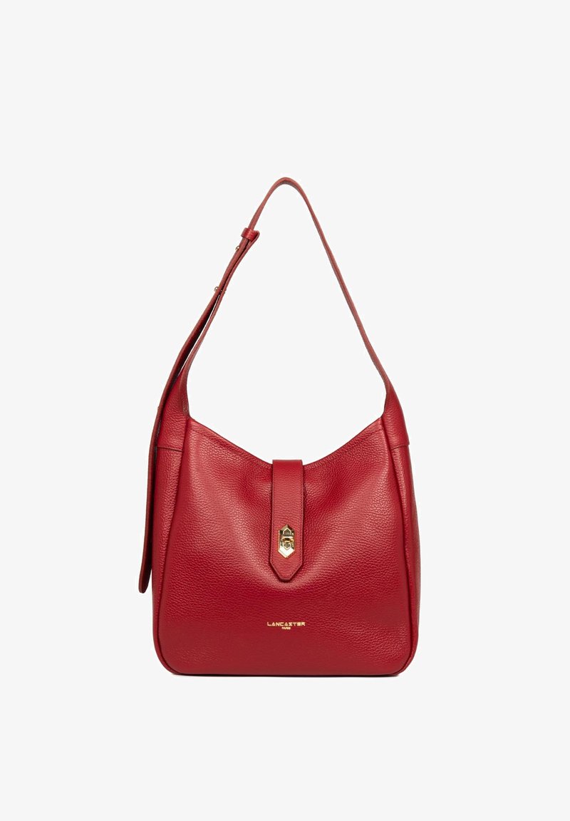 Rode leren hobo tas met een textuurafwerking, een flap met magnetische sluiting, gouden hardware en een enkele verstelbare schouderriem.