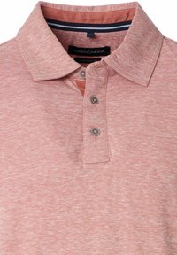 Koszulka polo w jasnym koralowym kolorze, wykonana z teksturowanej tkaniny. Posiada klasyczny kołnierzyk, zapięcie na trzy guziki oraz kontrastowe detale wewnętrznego kołnierza.