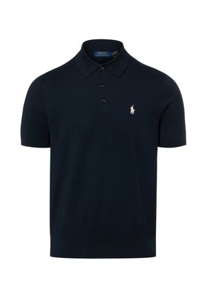 Granatowy polo z krótkim rękawem, trzema czarnymi guzikami oraz białym haftowanym logo gracza polo na lewej piersi.