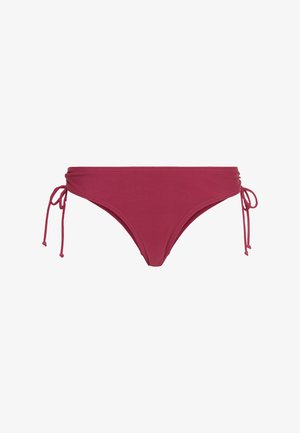 Parte inferior de bikini en color frambuesa con lazos laterales ajustables, textura suave y un diseño de corte bajo. Sin patrones ni acentos visibles.