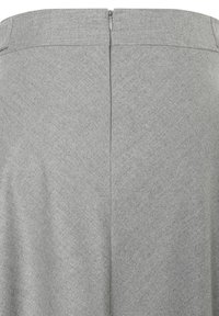 Rückansicht eines hellgrauen Kleidungsstücks aus Stoff mit einem mittig verlaufenden, geschlossenen Reißverschluss, der vertikal in der Mitte verläuft.