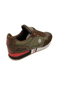Sneaker verde e marrone con tomaia in suede e mesh, suola intermedia maculata bianca, suola in gomma e dettagli rossi sul tallone e sul logo.