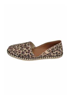 Slip-On-Espadrille mit leopardgemustertem Stoff, beiger geflochtener Sohle und hellbraunem Innenfutter.