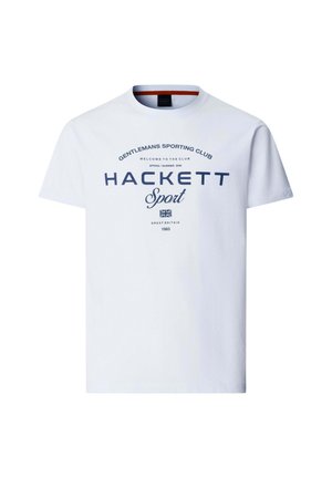 Camiseta blanca de manga corta con texto azul marino que dice "Gentlemans Sporting Club, Hackett Sport, Gran Bretaña 1983" y una pequeña bandera del Reino Unido.