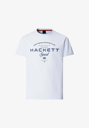 T-shirt blanc à manches courtes avec texte bleu marine indiquant "Gentlemans Sporting Club, Hackett Sport, Grande-Bretagne 1983" et un petit drapeau Union Jack.