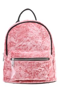 Mochila de felpa rosa con un diseño redondeado, que cuenta con un bolsillo frontal con cremallera y ribete negro. Textura suave, construcción ligera y detalles sencillos.