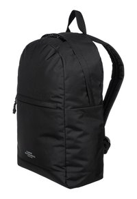 Mochila negra hecha de un tejido duradero, con un diseño minimalista, correas ajustables y acolchadas, y un bolsillo frontal con cremallera.